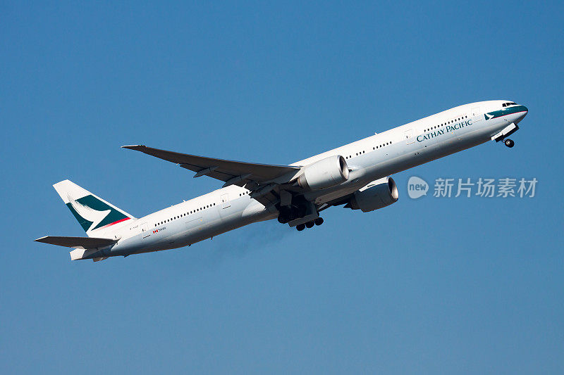 国泰航空波音777-300ER B-KQD客机在香港赤角机场起飞